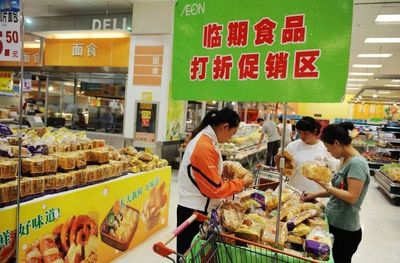 萬州超市臨期食品打折熱，精明選購需擦亮雙眼